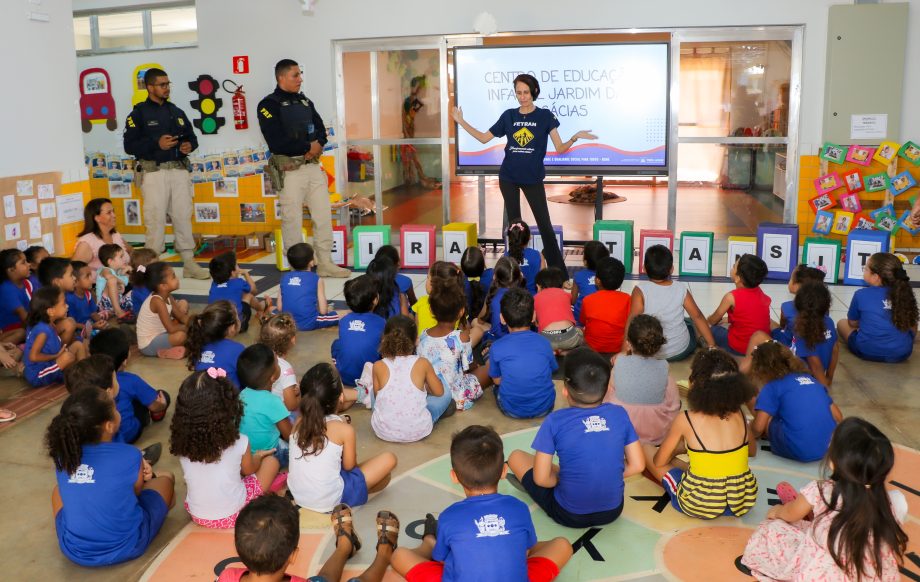 Ação da SEMEC e PRF leva educação no trânsito para alunos dos CEIs de Três Lagoas Ação da SEMEC e PRF leva educação no trânsito para alunos dos CEIs de Três Lagoas
