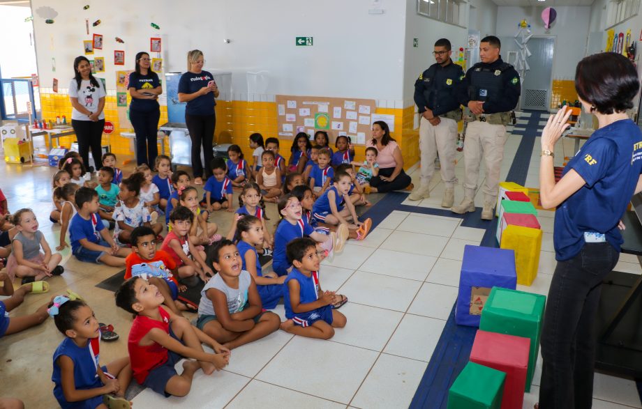 Ação da SEMEC e PRF leva educação no trânsito para alunos dos CEIs de Três Lagoas Ação da SEMEC e PRF leva educação no trânsito para alunos dos CEIs de Três Lagoas