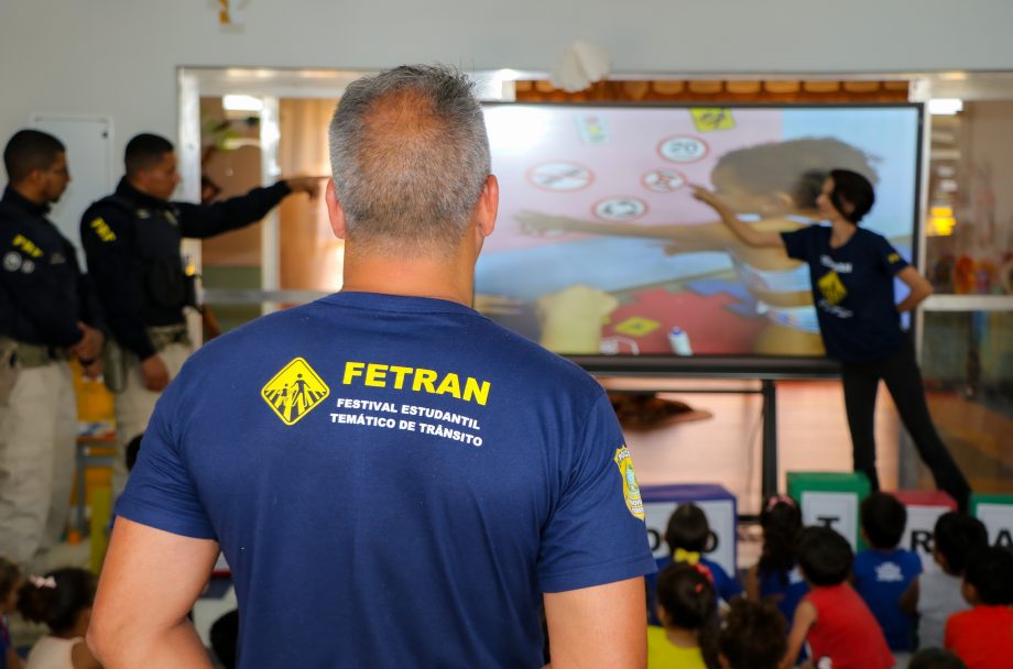 Ação da SEMEC e PRF leva educação no trânsito para alunos dos CEIs de Três Lagoas Ação da SEMEC e PRF leva educação no trânsito para alunos dos CEIs de Três Lagoas