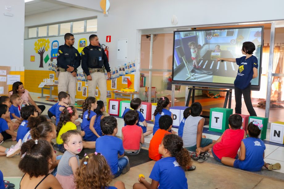 Ação da SEMEC e PRF leva educação no trânsito para alunos dos CEIs de Três Lagoas Ação da SEMEC e PRF leva educação no trânsito para alunos dos CEIs de Três Lagoas