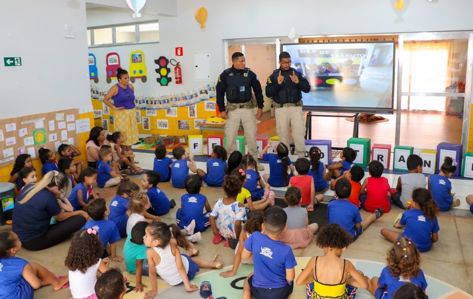 Ação da SEMEC e PRF leva educação no trânsito para alunos dos CEIs de Três Lagoas Ação da SEMEC e PRF leva educação no trânsito para alunos dos CEIs de Três Lagoas