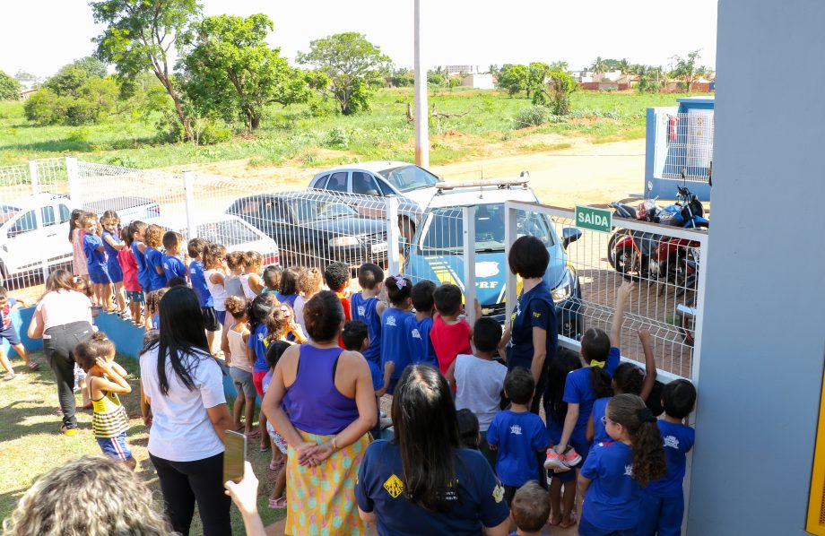 Ação da SEMEC e PRF leva educação no trânsito para alunos dos CEIs de Três Lagoas Ação da SEMEC e PRF leva educação no trânsito para alunos dos CEIs de Três Lagoas