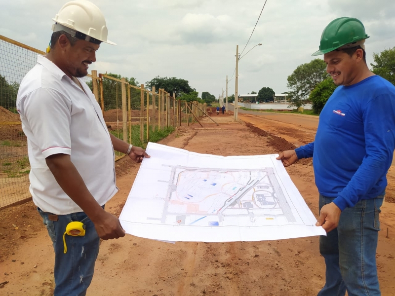 Brasilândia realiza retirada do antigo pavimento para construção de calçada no entorno do Centro de Referência Médica