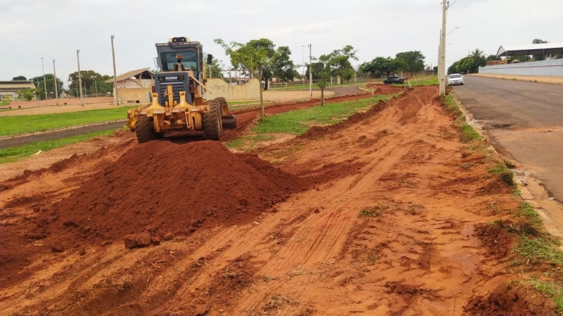 Brasilândia realiza retirada do antigo pavimento para construção de calçada no entorno do Centro de Referência Médica