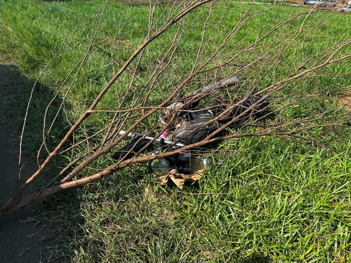 Motocicleta furtada é encontrada parcialmente desmontada em terreno baldio de Três Lagoas