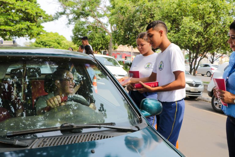 Assistência Social realiza blitz educativa em alusão à campanha “Esmola, Não! Cidadania, Sim!” Assistência Social realiza blitz educativa em alusão à campanha “Esmola, Não! Cidadania, Sim!”
