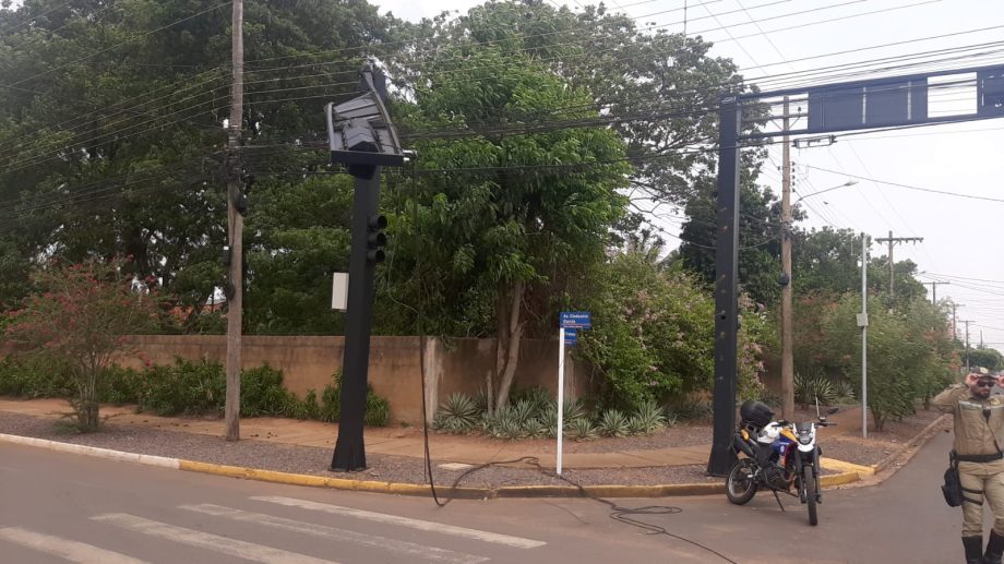 Caminhão derruba conjunto de semáforo na Avenida Clodoaldo Garcia