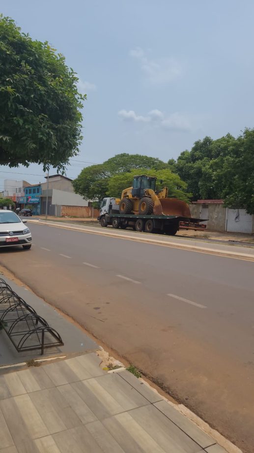 Caminhão derruba conjunto de semáforo na Avenida Clodoaldo Garcia
