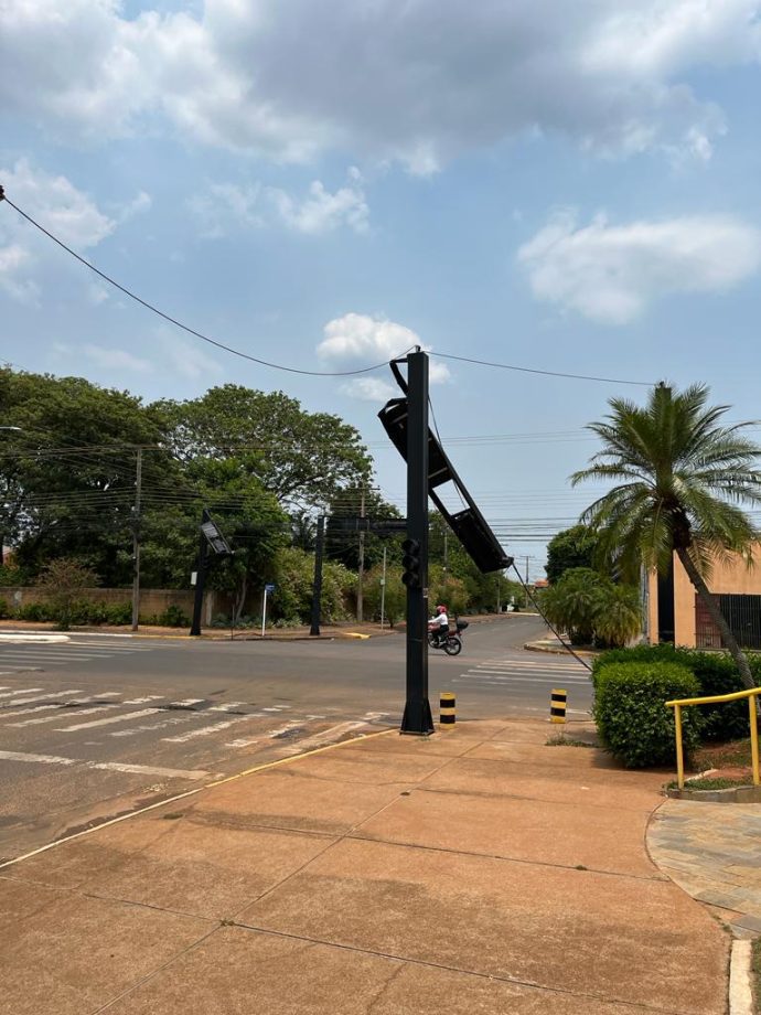 Caminhão derruba conjunto de semáforo na Avenida Clodoaldo Garcia