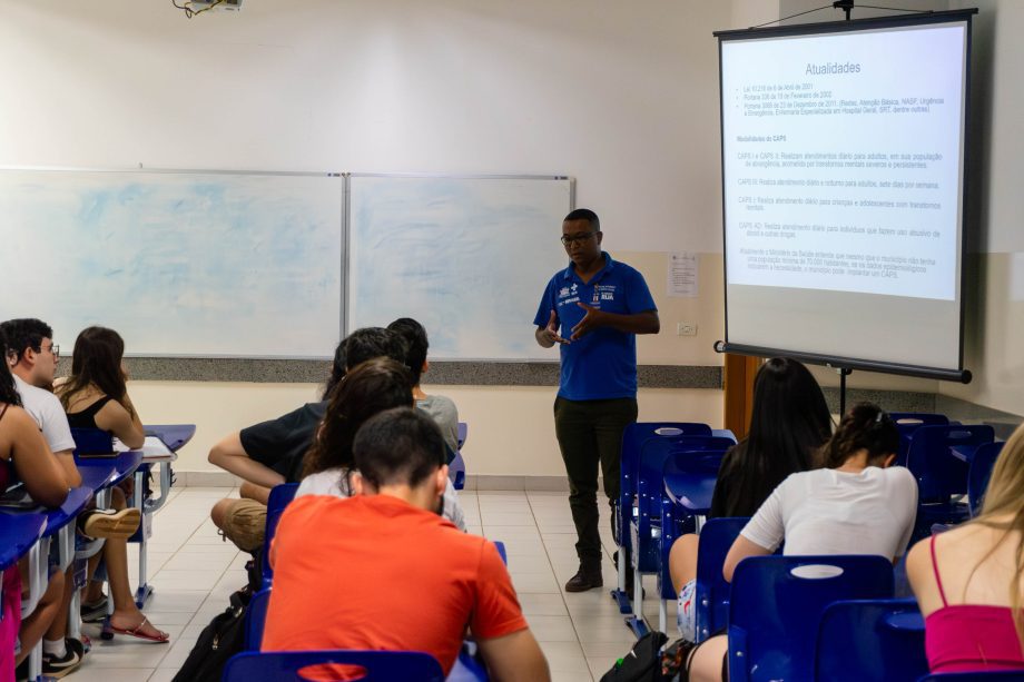 Consultório na Rua é tema de palestra para acadêmicos de medicina da UFMS Consultório na Rua é tema de palestra para acadêmicos de medicina da UFMS