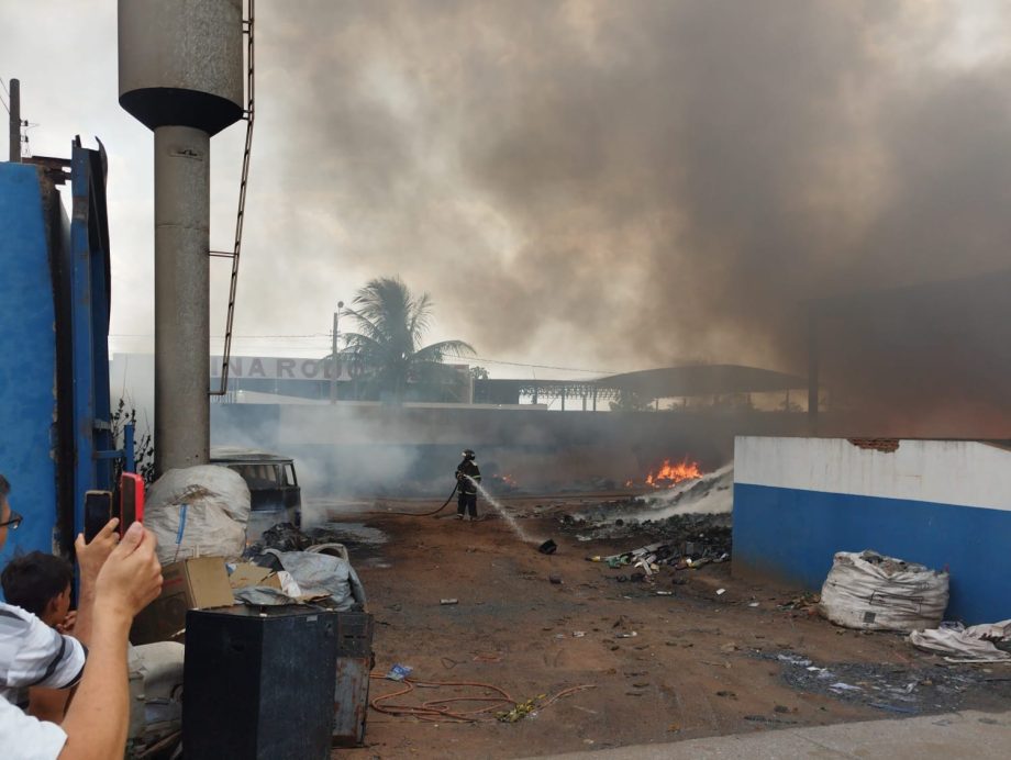 Incêndio na Cooperativa Arara Azul: Resposta rápida e colaborativa marca combate às chamas Incêndio na Cooperativa Arara Azul: Resposta rápida e colaborativa marca combate às chamas