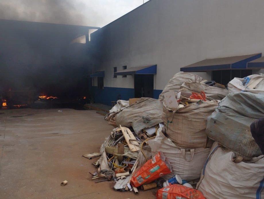 Incêndio na Cooperativa Arara Azul: Resposta rápida e colaborativa marca combate às chamas Incêndio na Cooperativa Arara Azul: Resposta rápida e colaborativa marca combate às chamas