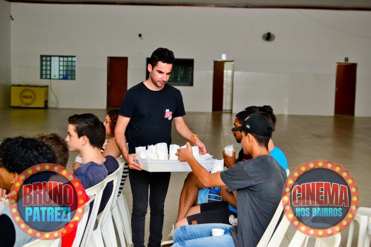 Moradores do Bairro Santo André, em Três Lagoas, curtem uma noite especial com o projeto ‘Cinema nos Bairros’