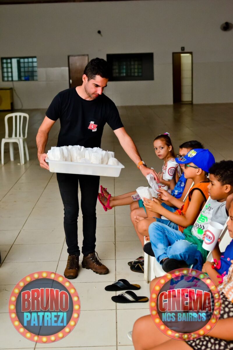 Moradores do Bairro Santo André, em Três Lagoas, curtem uma noite especial com o projeto ‘Cinema nos Bairros’