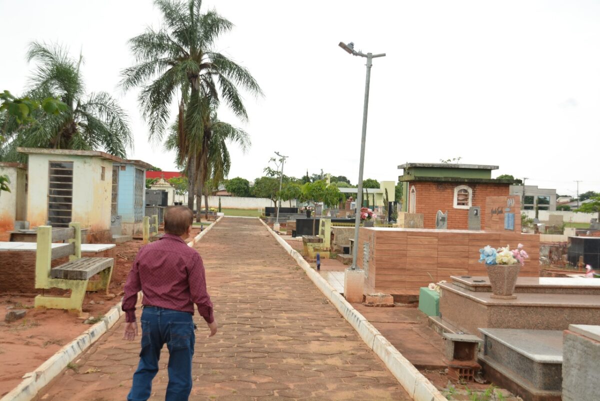 Prefeito Akira investe na construção de sanitários e promove melhorias na iluminação interna do Cemitério Municipal
