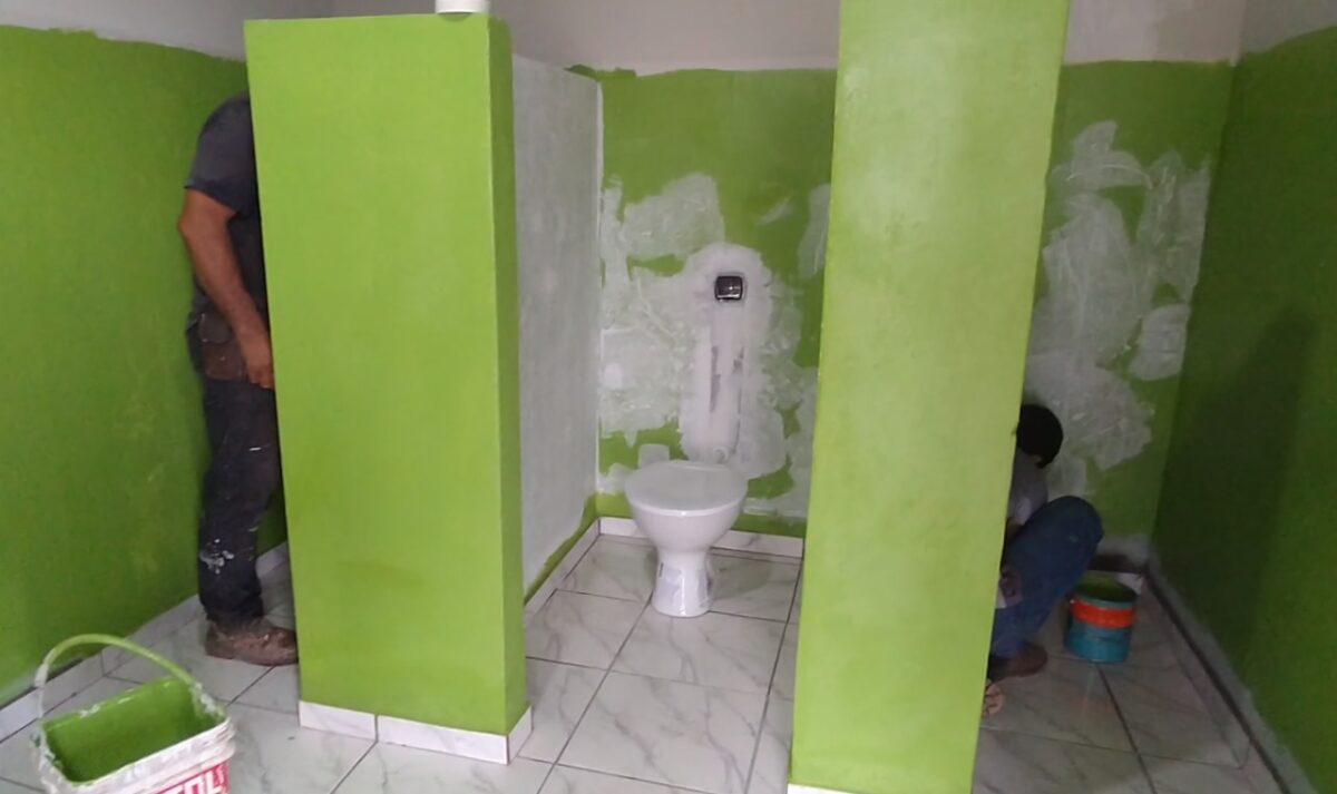 Prefeito Akira investe na construção de sanitários e promove melhorias na iluminação interna do Cemitério Municipal