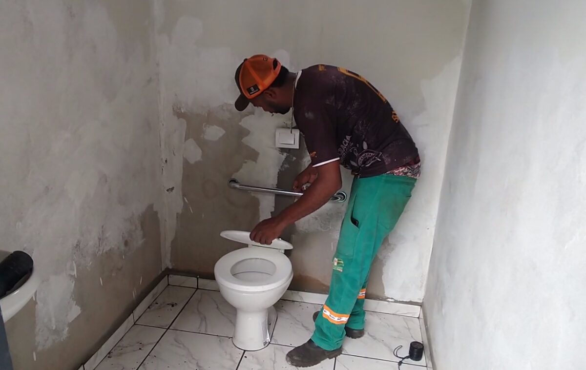 Prefeito Akira investe na construção de sanitários e promove melhorias na iluminação interna do Cemitério Municipal
