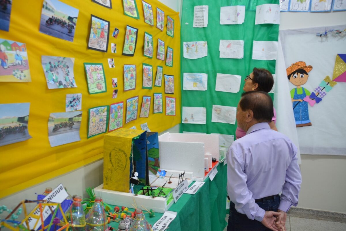 Prefeito de Bataguassu prestigia Feira Cultural com exposição de trabalhos de estudantes da rede municipal de ensino