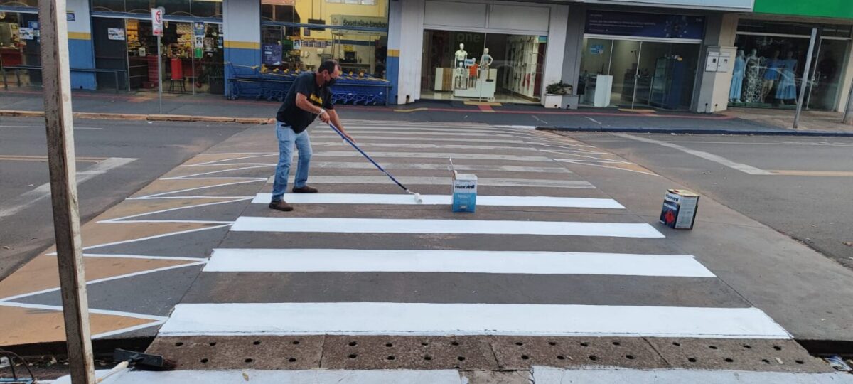 Demutran realiza trabalho de sinalização viária na área central de Bataguassu