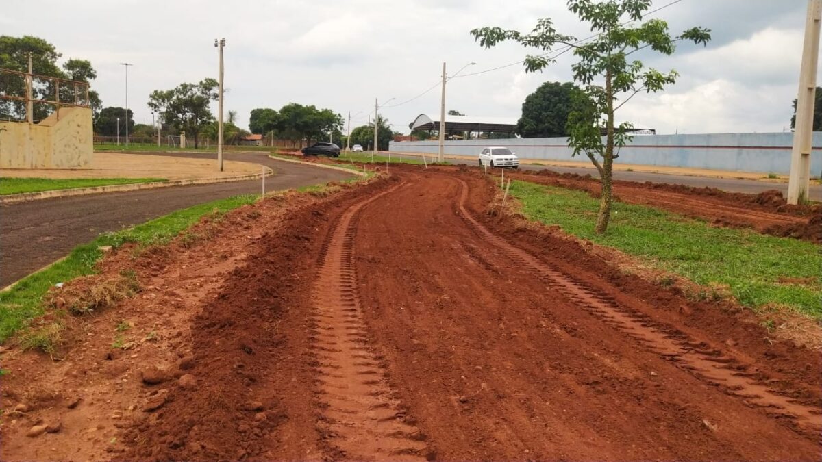 Brasilândia realiza retirada do antigo pavimento para construção de calçada no entorno do Centro de Referência Médica