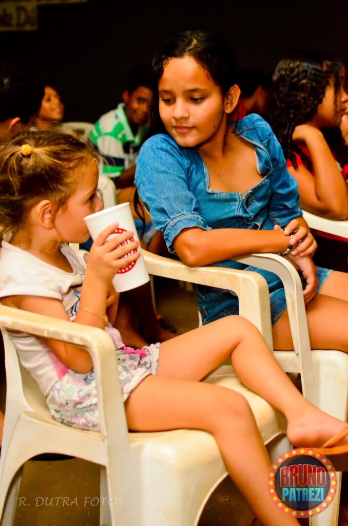 Cinema no Bairro faz a alegria das crianças do bairro São João em Três Lagoas