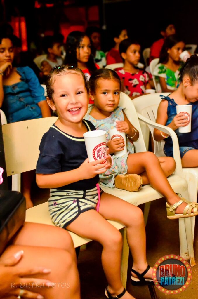Cinema no Bairro faz a alegria das crianças do bairro São João em Três Lagoas