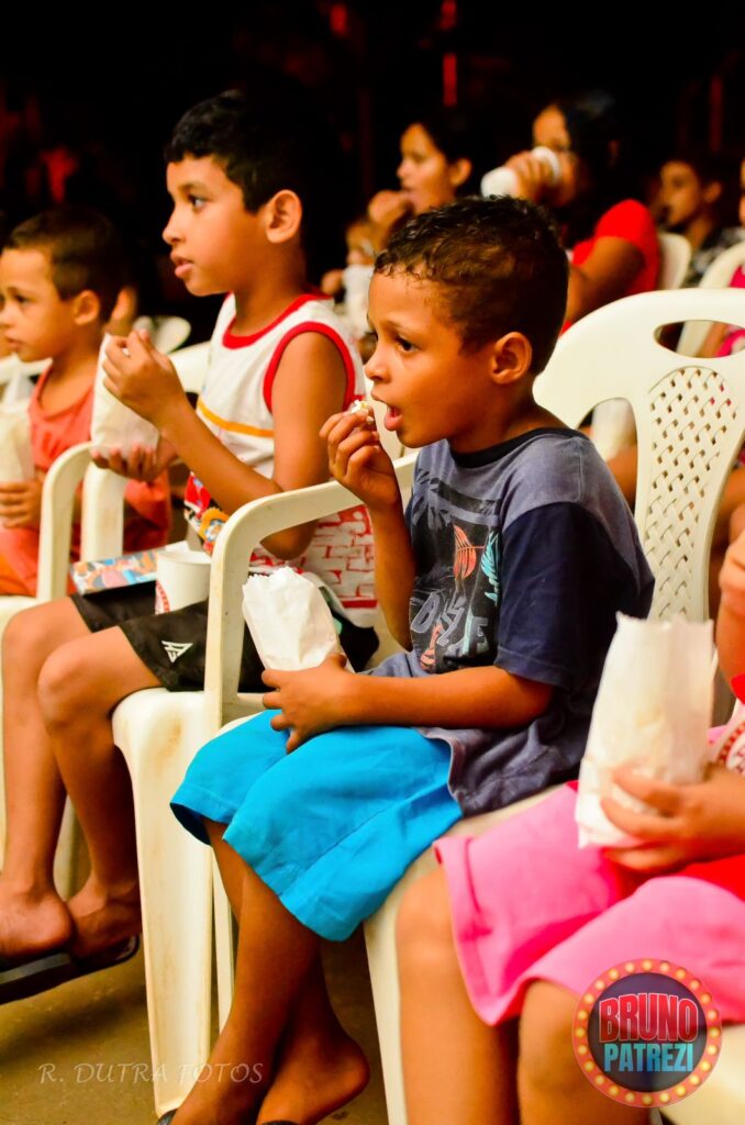 Cinema no Bairro faz a alegria das crianças do bairro São João em Três Lagoas