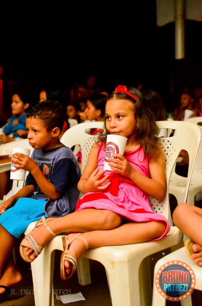 Cinema no Bairro faz a alegria das crianças do bairro São João em Três Lagoas