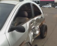 Homem é arremessado de moto e fica em estado grave após colisão com carro em Campo Grande