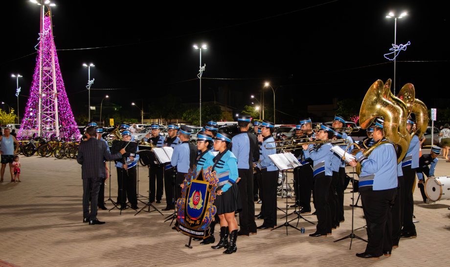 Chegada do Papai Noel movimentou a noite na Feira Central Turística
