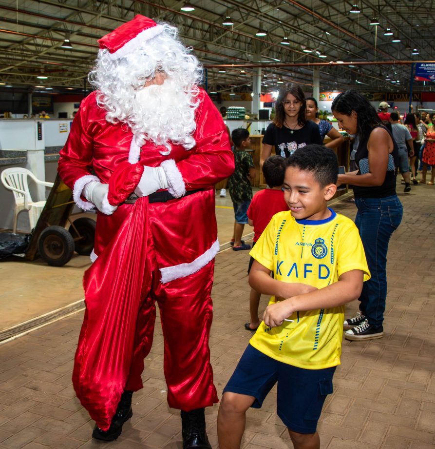 Chegada do Papai Noel movimentou a noite na Feira Central Turística