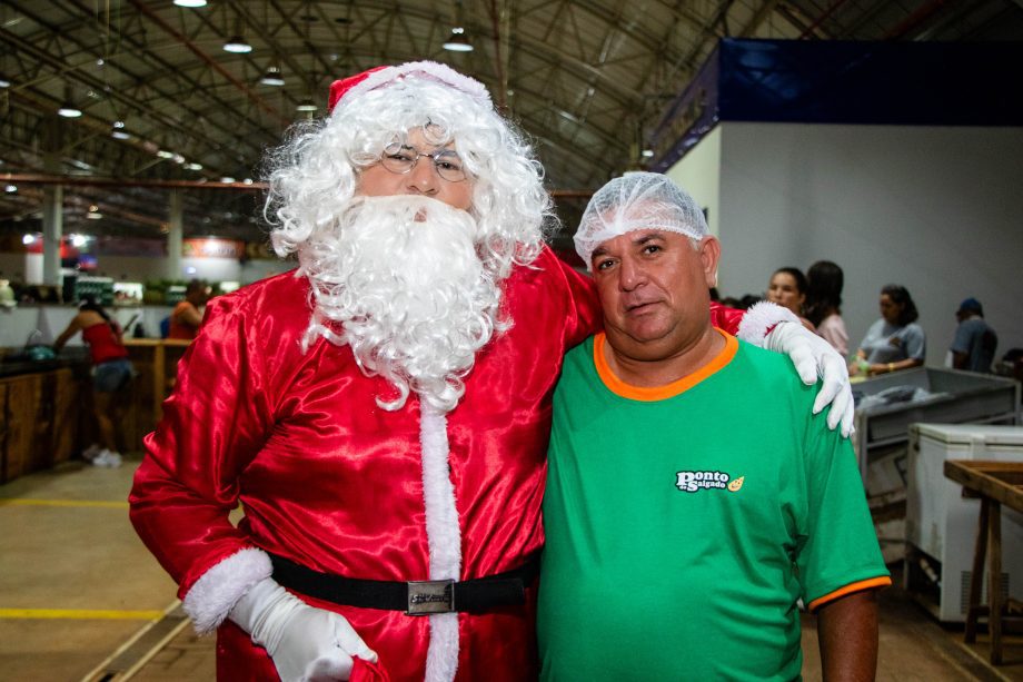 Chegada do Papai Noel movimentou a noite na Feira Central Turística