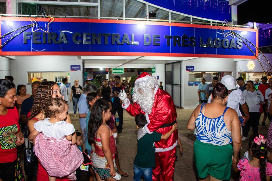 Chegada do Papai Noel movimentou a noite na Feira Central Turística