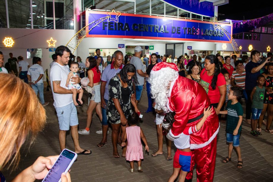 Chegada do Papai Noel movimentou a noite na Feira Central Turística