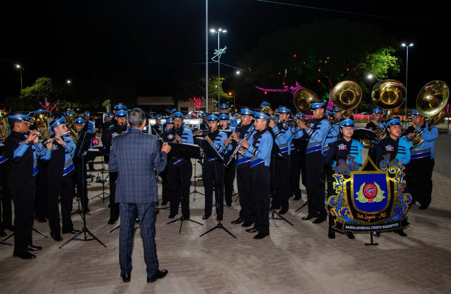 Chegada do Papai Noel movimentou a noite na Feira Central Turística
