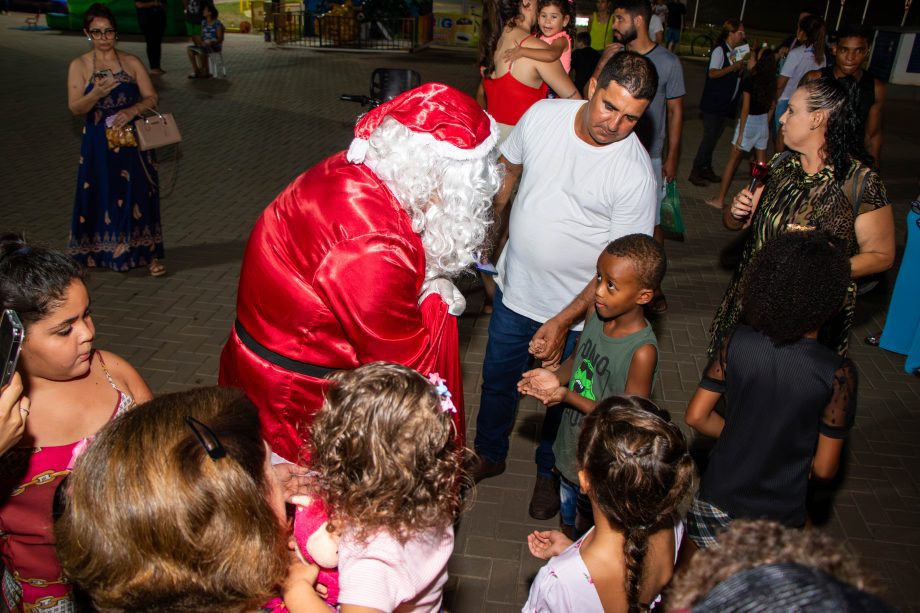 Chegada do Papai Noel movimentou a noite na Feira Central Turística