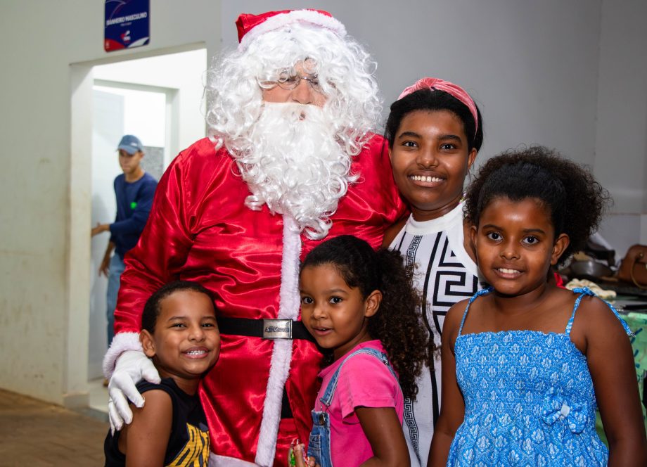 Chegada do Papai Noel movimentou a noite na Feira Central Turística