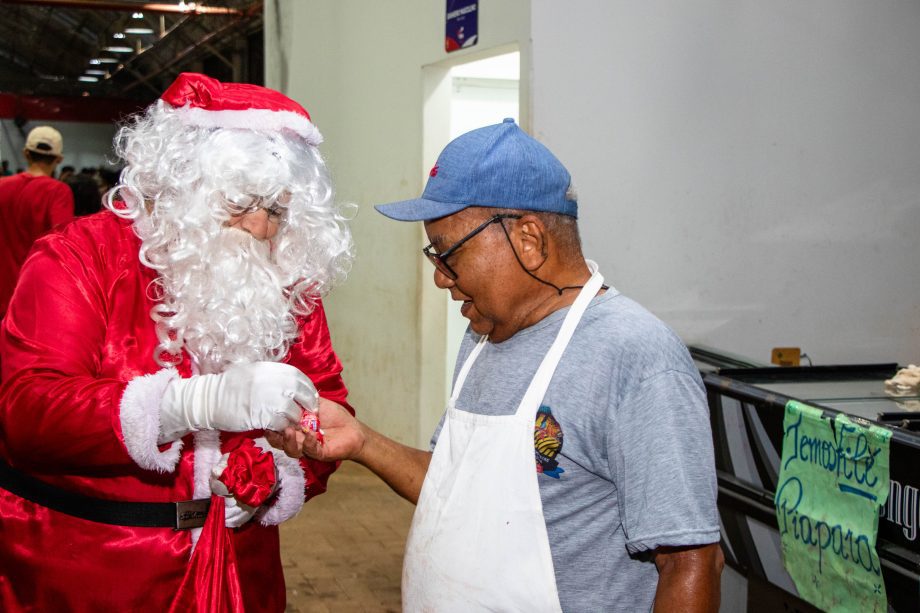 Chegada do Papai Noel movimentou a noite na Feira Central Turística