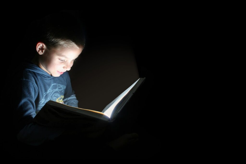 Crianças e jovens recebem prêmios por leitura em noite cultural dia 9 Crianças e jovens recebem prêmios por leitura em noite cultural dia 9