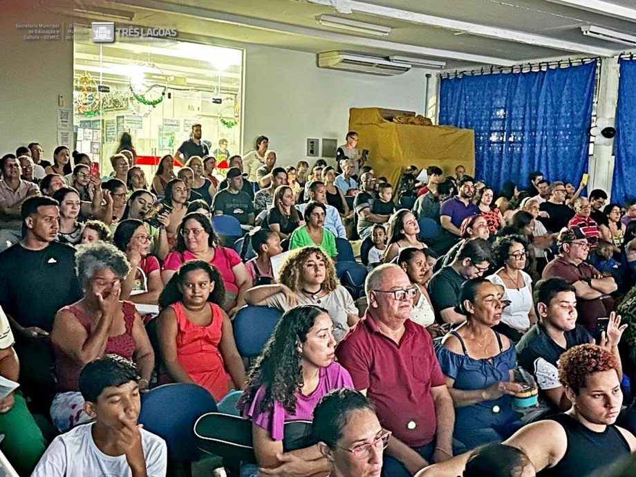 Alunos dos Projetos de ukulele e violão apresentaram o espetáculo “Daqui Só se Leva o Amor”