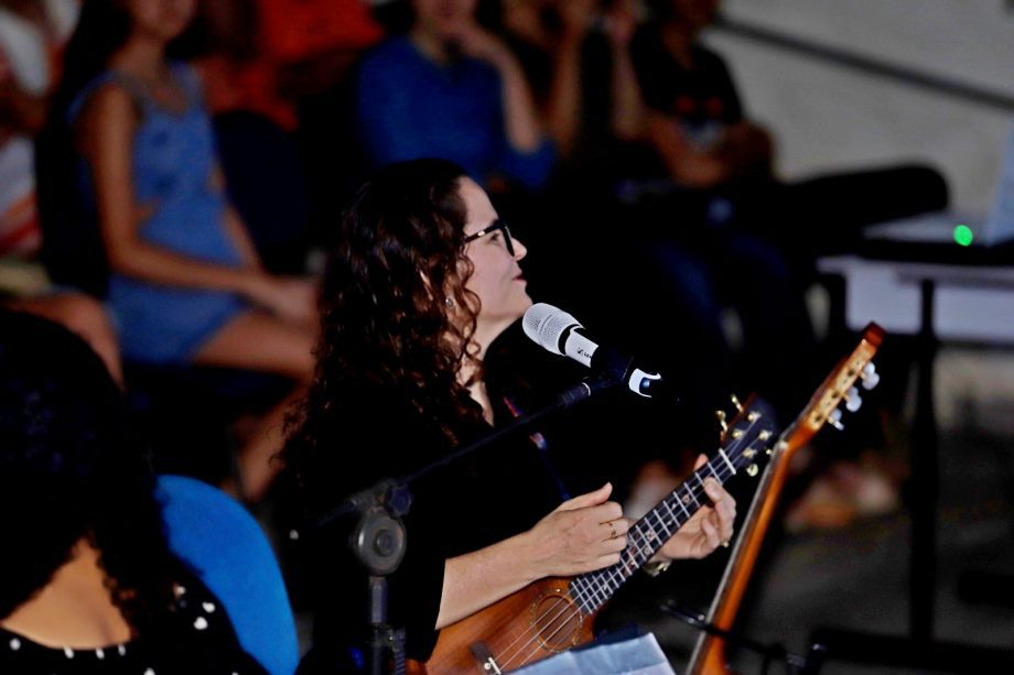Alunos dos Projetos de ukulele e violão apresentaram o espetáculo “Daqui Só se Leva o Amor”