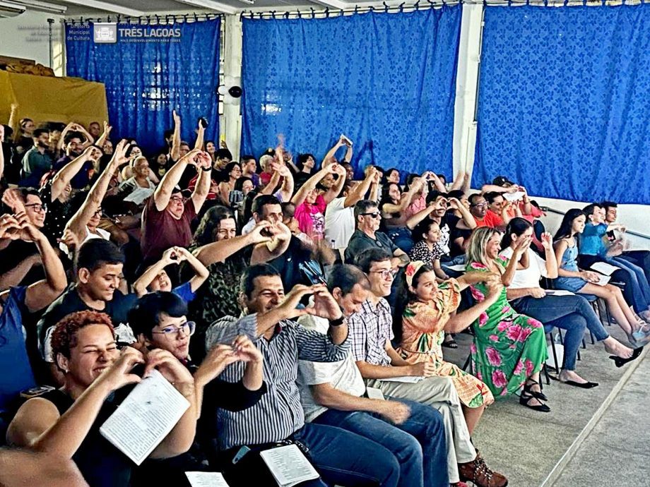Alunos dos Projetos de ukulele e violão apresentaram o espetáculo “Daqui Só se Leva o Amor”