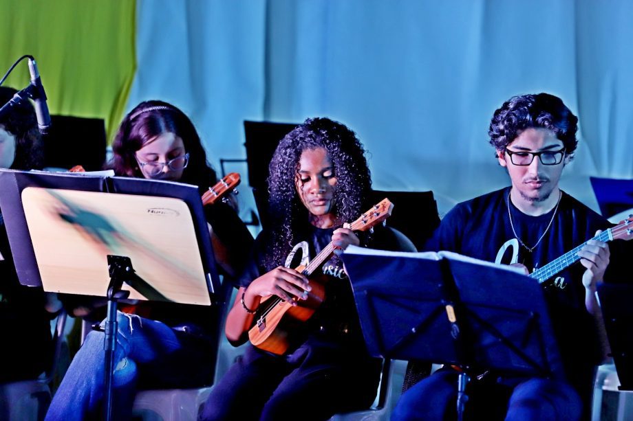 Alunos dos Projetos de ukulele e violão apresentaram o espetáculo “Daqui Só se Leva o Amor”