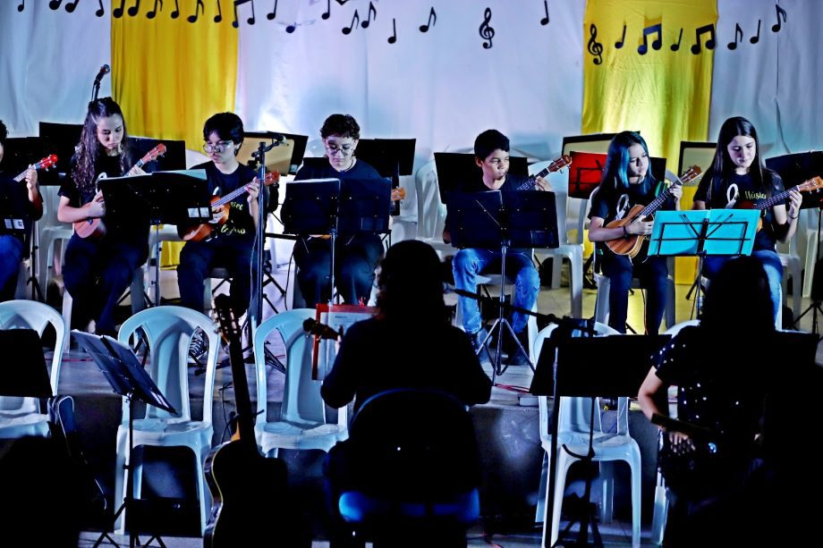 Alunos dos Projetos de ukulele e violão apresentaram o espetáculo “Daqui Só se Leva o Amor”