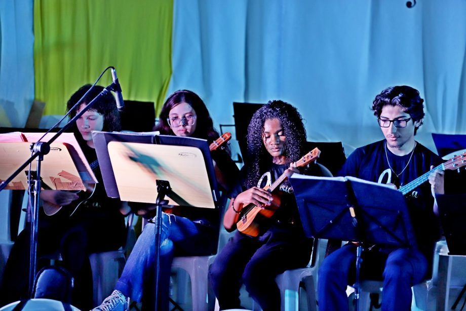 Alunos dos Projetos de ukulele e violão apresentaram o espetáculo “Daqui Só se Leva o Amor”