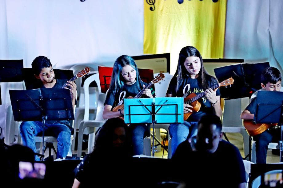 Alunos dos Projetos de ukulele e violão apresentaram o espetáculo “Daqui Só se Leva o Amor”