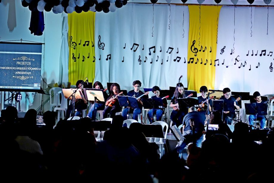 Alunos dos Projetos de ukulele e violão apresentaram o espetáculo “Daqui Só se Leva o Amor”