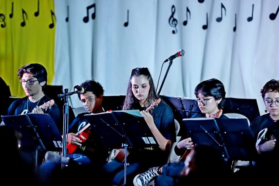 Alunos dos Projetos de ukulele e violão apresentaram o espetáculo “Daqui Só se Leva o Amor”