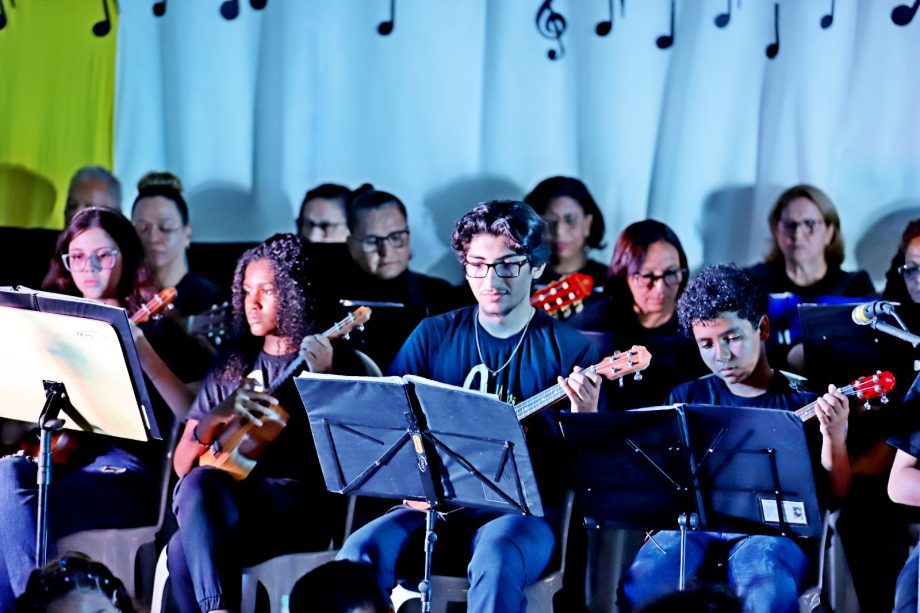 Alunos dos Projetos de ukulele e violão apresentaram o espetáculo “Daqui Só se Leva o Amor”