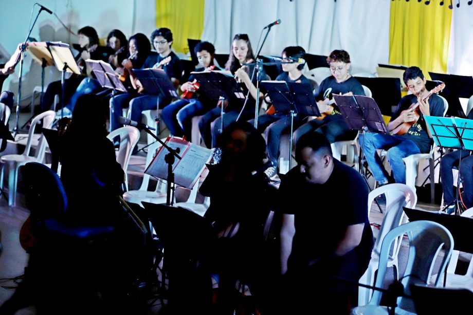 Alunos dos Projetos de ukulele e violão apresentaram o espetáculo “Daqui Só se Leva o Amor”